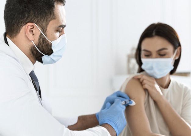 medico-vacinando-uma-jovem_23-2148755633 medico-vacinando-uma-jovem_23-2148755633