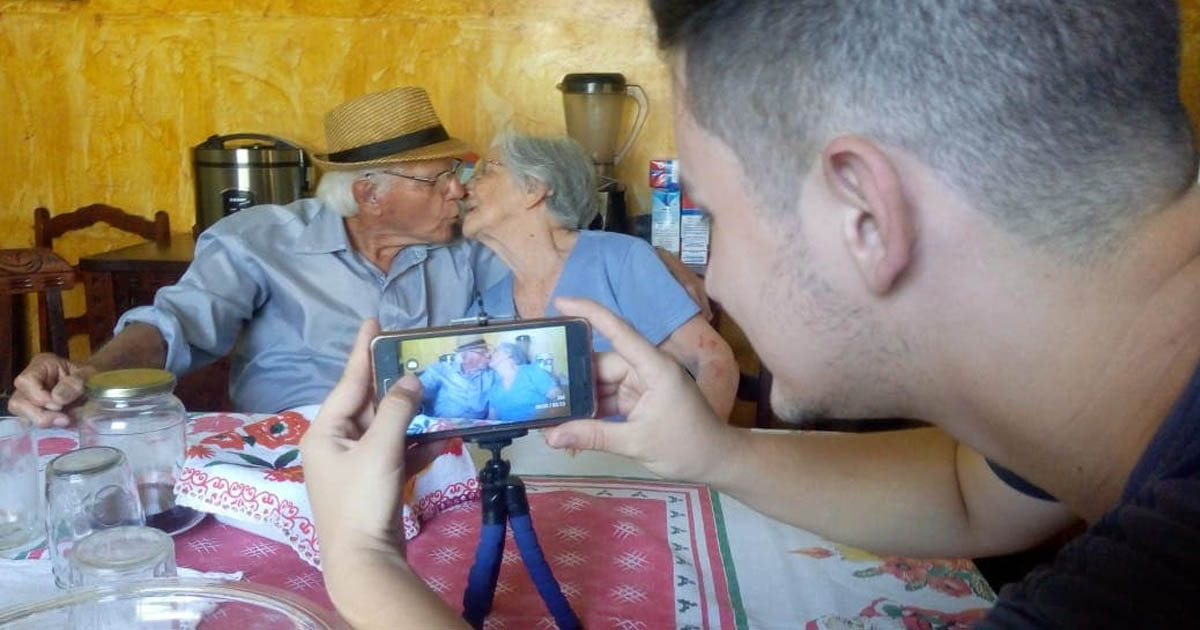Jorge Drew gravando entrevista com o casal  Zé da Lala e esposa