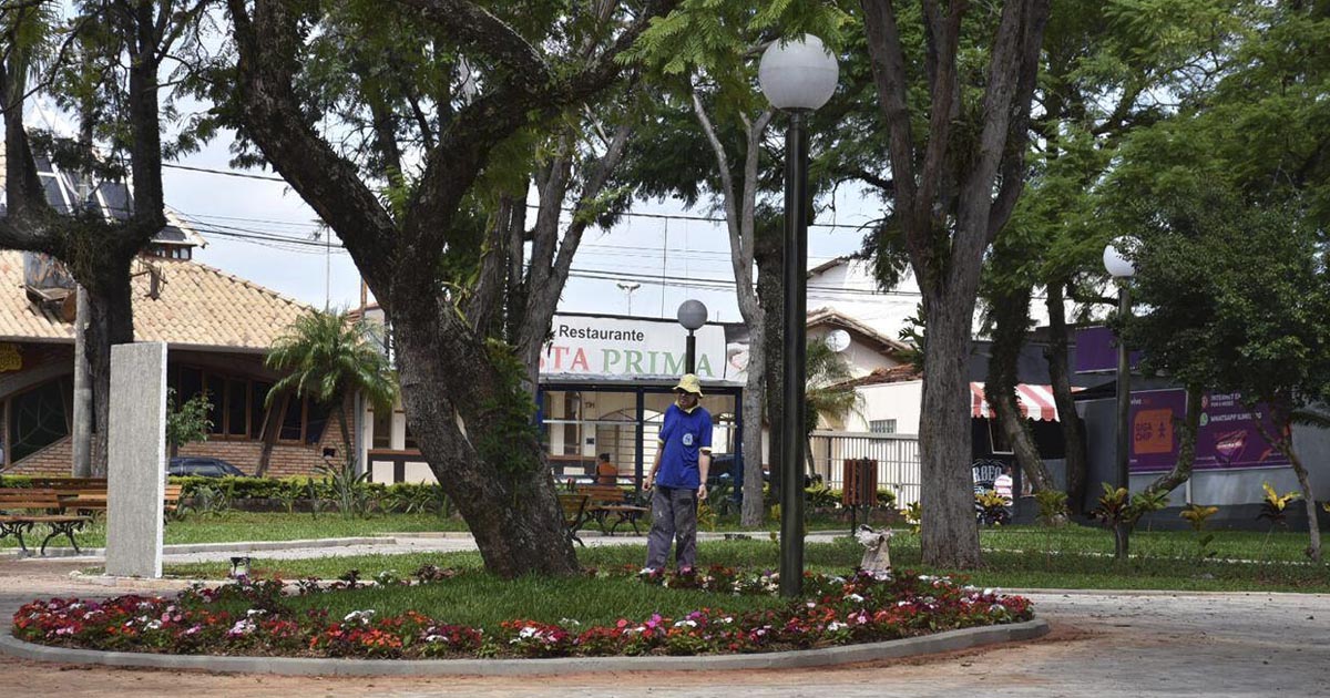 Praça São José recebe novas flores e estruturas