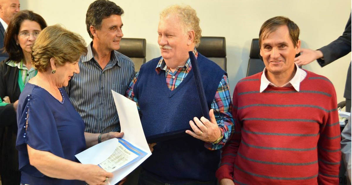 Ramiro Viola recebendo homenagem dos vereadores da Câmara