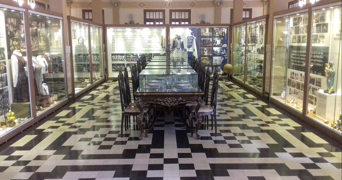 Pequena parte do acervo da Congregação das Irmãs Marcelinas. No centro a mesa onde se sentou um rei