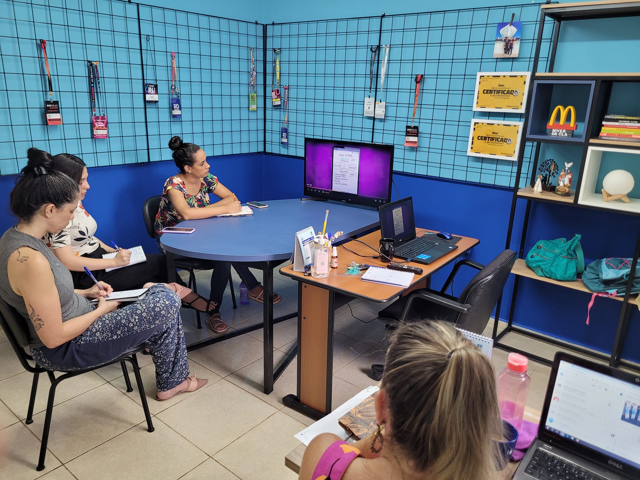 reuniao na sala azul