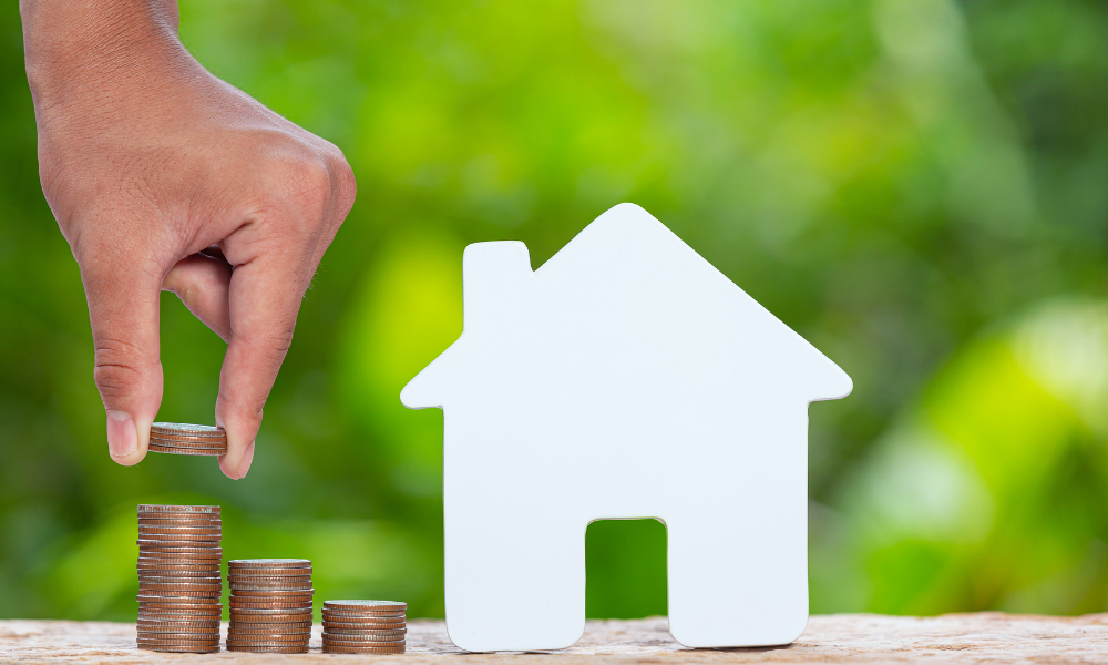 miniaura-de-casa-com-moedas-ao-lado-compra-casa-propria-1