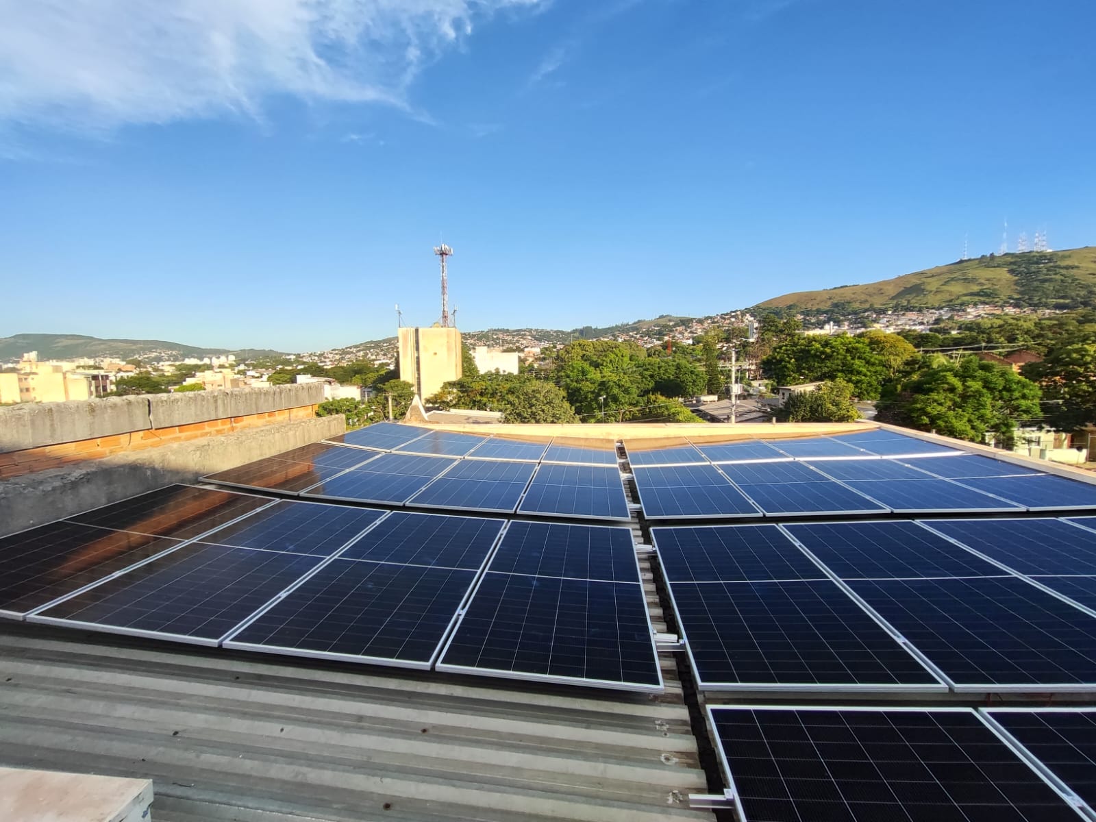 Instalação ginásio esportivo com micro inversor para garantir a máxima geração