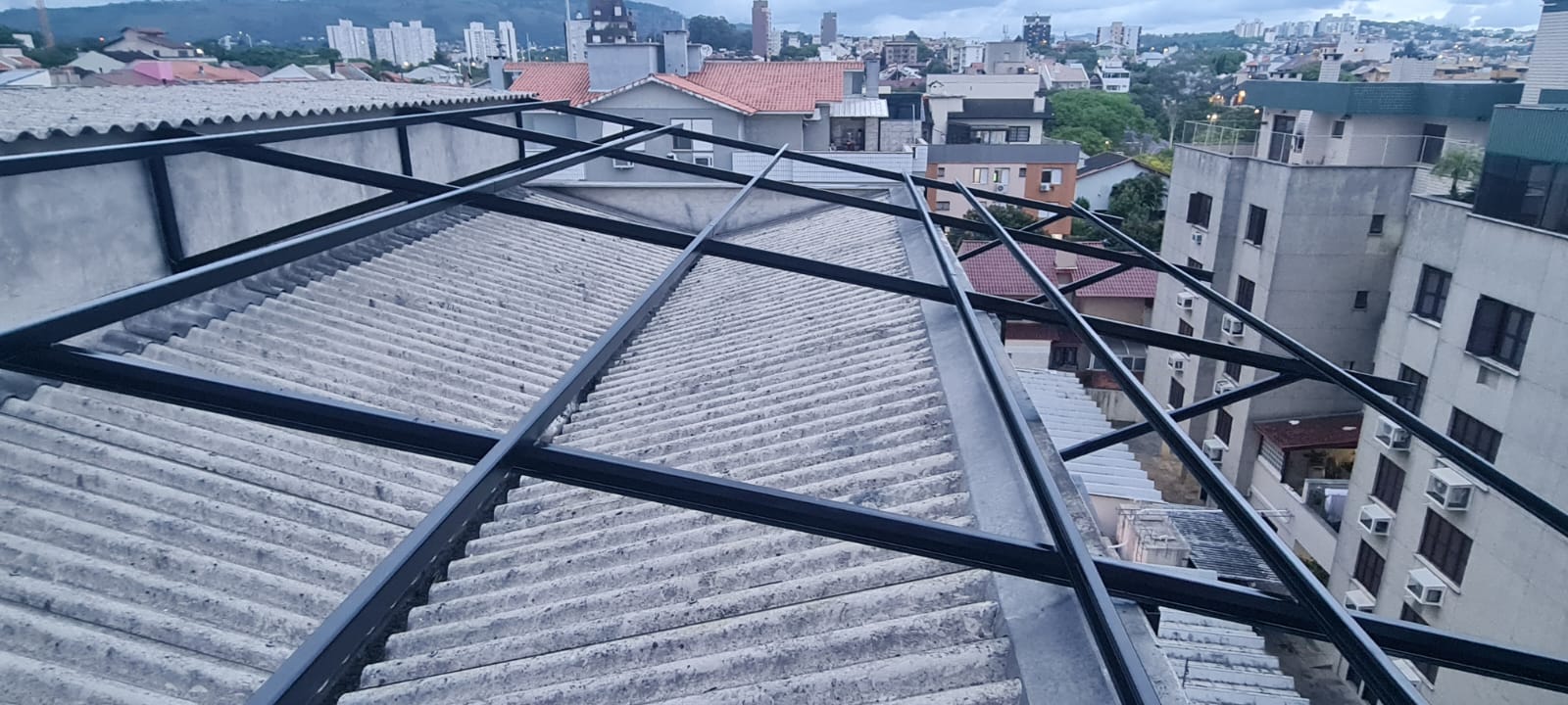 Instalação com estrutura estrutura com projeto e art