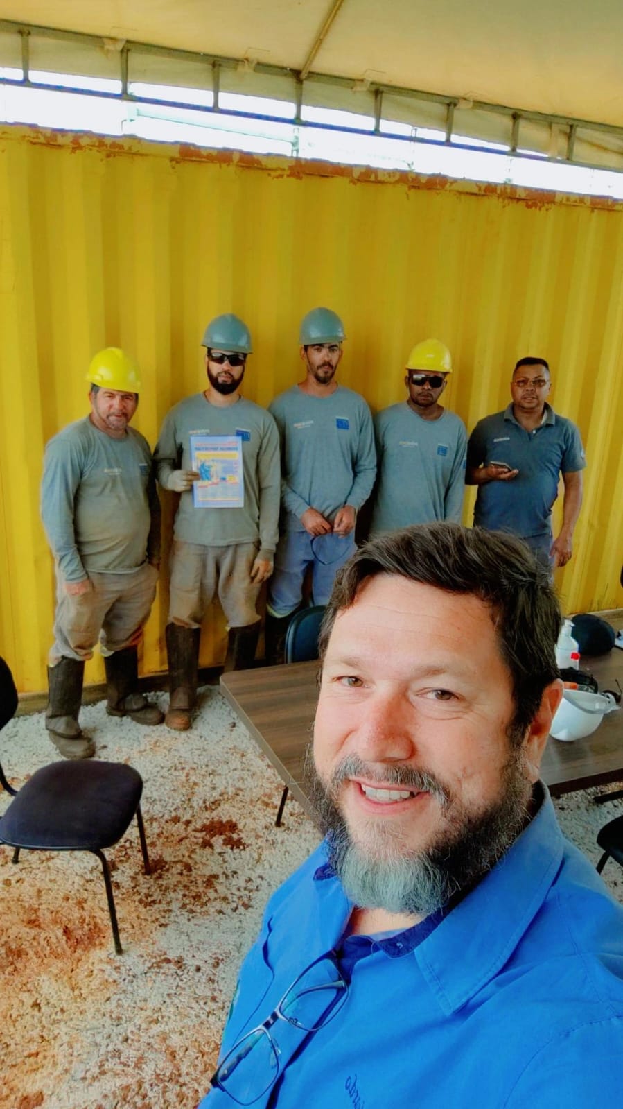 Realização de diálogo de segurança risco de escorregões no canteiro de obra